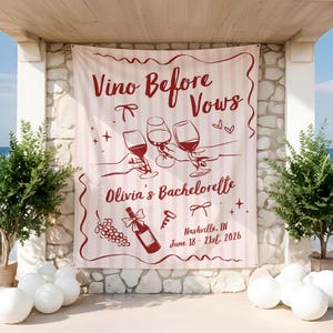 Puede incluir: Una pancarta rectangular de tela con un fondo de rayas verticales de color rosa claro y blanco. El texto dice Vino Before Vows, Olivia's Bachelorette y Nashville, TN June 18 - 21st, 2026. Presenta ilustraciones en rojo oscuro de copas de vino, una botella y uvas.