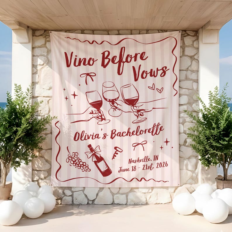 Puede incluir: Una pancarta rectangular de tela con un fondo de rayas verticales de color rosa claro y blanco. El texto dice Vino Before Vows, Olivia's Bachelorette y Nashville, TN June 18 - 21st, 2026. Presenta ilustraciones en rojo oscuro de copas de vino, una botella y uvas.