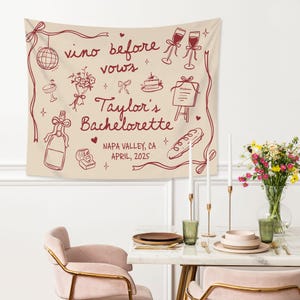Op de afbeelding: Een beige stoffen wandkleed met donkerrode lijntekeningen van een discobal, champagneglazen, een boeket, een taart, een menu, een fles, een ringdoosje en een eclair met de tekst "vino before vows Taylor's Bachelorette NAPA VALLEY, CA APRIL, 2025".