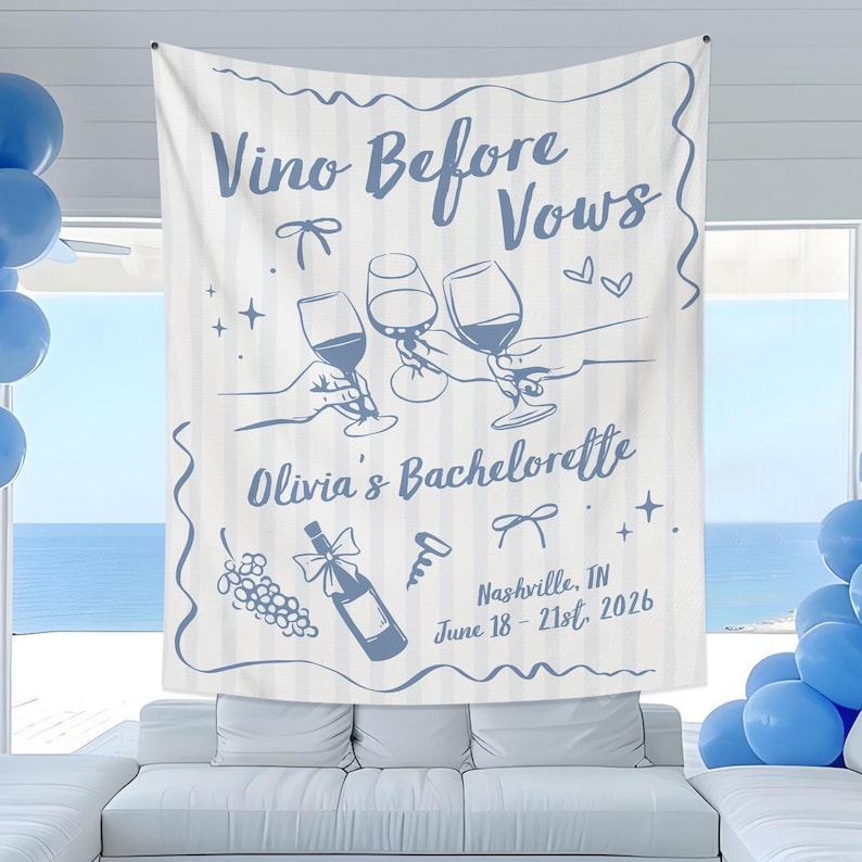 Puede incluir: Un tapiz de pared de tela blanca con rayas verticales azules y gr&aacute;ficos de arte lineal azul. Incluye el texto "Vino Before Vows", "Olivia's Bachelorette" y "Nashville, TN June 18 - 21st, 2026" junto a ilustraciones de copas de vino, una botella y uvas.