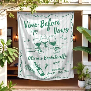 Puede incluir: Una pancarta de tela blanca con rayas verticales gris claro que presenta dibujos de l&iacute;neas verde oscuro de tres copas de vino, una botella, uvas y lazos. El texto dice: Vino Before Vows, Olivia's Bachelorette, Nashville, TN, June 18 - 21st, 2026.
