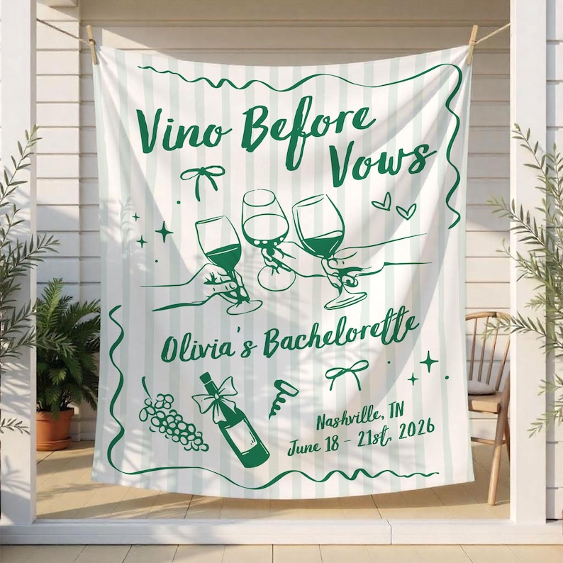 Puede incluir: Un tapiz de rayas blancas y verde claro con el texto en verde oscuro Vino Before Vows, Olivia's Bachelorette y Nashville, TN June 18 - 21st, 2026. El dise&ntilde;o incluye ilustraciones de copas de vino, una botella y uvas.