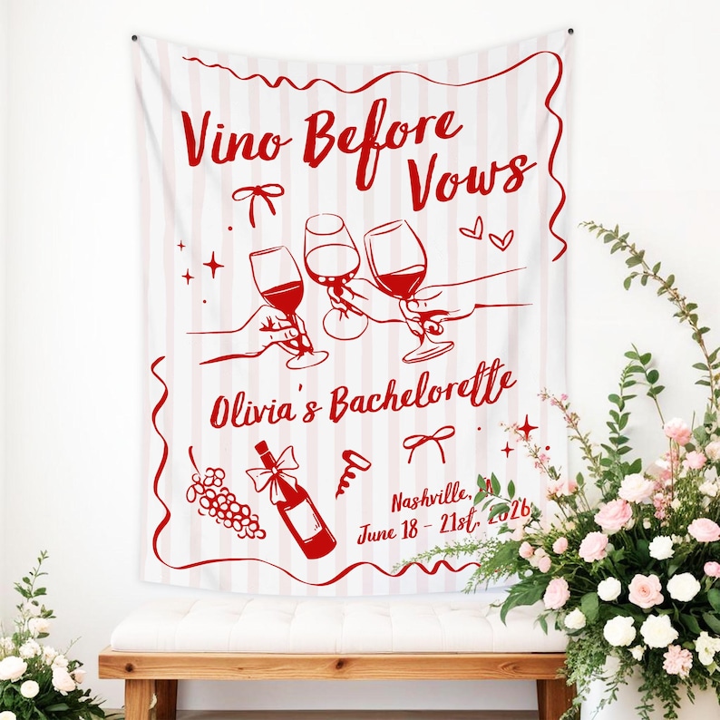 Puede incluir: Un tapiz de tela blanca con rayas verticales de color rosa claro, con ilustraciones rojas de copas de vino, una botella, uvas y lazos. El texto dice: Vino Before Vows, Olivia's Bachelorette, Nashville, June 18 - 21st, 2026.