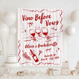 Puede incluir: Un tel&oacute;n de fondo rectangular de tela con un patr&oacute;n de rayas verticales en rosa claro y blanco, con gr&aacute;ficos y texto impresos en rojo. El dise&ntilde;o incluye el texto Vino Before Vows, Olivia's Bachelorette, Nashville, TN y June 18-21st, 2026.