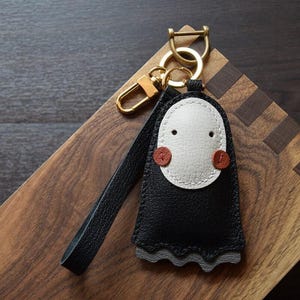 Luxus Anime Schlüsselanhänger | Leder No Face Doll Schlüsselanhänger für Designer Handtasche, Tote Bag, Seesack | Schlüsselanhänger | Taschenanhänger | Gesichtslosen Schlüsselanhänger