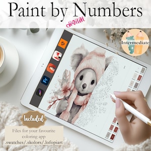 Pode incluir: Página de colorir digital "Pintar por números" com um lindo coala usando um chapéu e uma echarpe rosa. A página é exibida em um tablet com uma caneta digital apoiada na tela. O texto "Pintar por números" e "Intermediário" é visível na imagem.