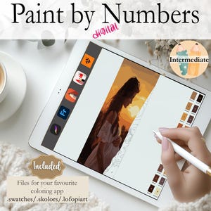 Pode incluir: Uma imagem digital de pintura por números na tela de um tablet mostra uma mulher em pé em frente a um pôr do sol. A imagem é rotulada como "Intermediário" e inclui uma paleta de cores. O texto "Arquivos para seu aplicativo de colorir favorito .swatches/.skolors/.lofopiart" é exibido abaixo da imagem.