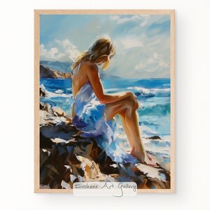 Pu&ograve; includere: Un dipinto di una donna in un vestito blu seduta su una costa rocciosa con l'oceano sullo sfondo. La donna guarda l'oceano e il cielo &egrave; blu con nuvole bianche.