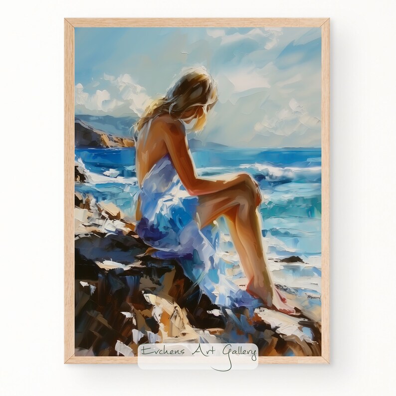 Pu&ograve; includere: Un dipinto di una donna in un vestito blu seduta su una costa rocciosa con l'oceano sullo sfondo. La donna guarda l'oceano e il cielo &egrave; blu con nuvole bianche.