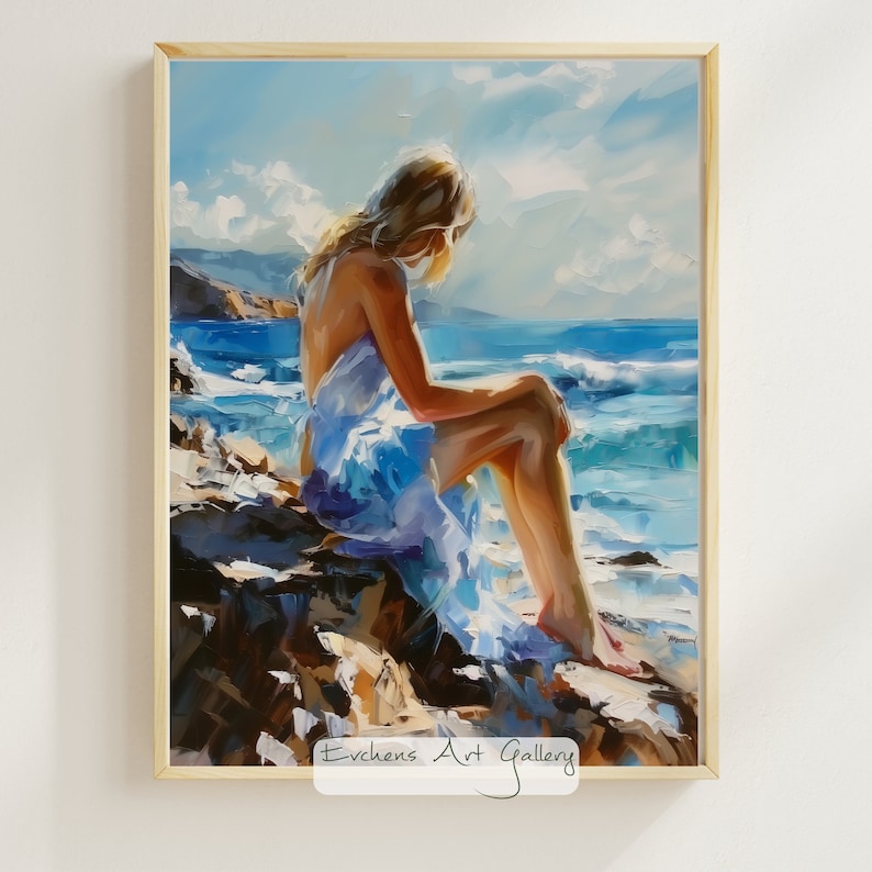 Pu&ograve; includere: Un dipinto di una donna in un vestito blu seduta su una costa rocciosa, che guarda l'oceano. L'acqua &egrave; di un blu vibrante e il cielo &egrave; di un azzurro chiaro con nuvole bianche. Il dipinto &egrave; firmato "Evchens Art Gallery" in basso a destra.