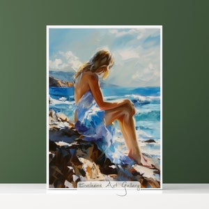 Pu&ograve; includere: Un dipinto di una donna in un vestito blu seduta su una scogliera rocciosa che si affaccia su un oceano blu. Il cielo &egrave; blu brillante con nuvole bianche. Il dipinto &egrave; firmato "Evchens Art Gallery".