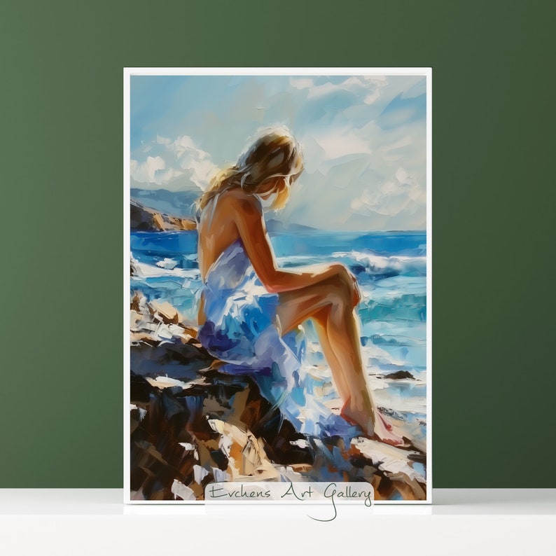 Pu&ograve; includere: Un dipinto di una donna in un vestito blu seduta su una scogliera rocciosa che si affaccia su un oceano blu. Il cielo &egrave; blu brillante con nuvole bianche. Il dipinto &egrave; firmato "Evchens Art Gallery".