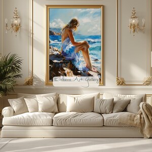 Pu&ograve; includere: Un dipinto di una donna in un vestito blu seduta su una scogliera rocciosa che si affaccia su un oceano blu con onde. Il cielo &egrave; blu con nuvole bianche. Il dipinto &egrave; firmato "Evchens Art Gallery".