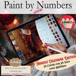 Puede incluir: Una imagen digital de pintura por números en la pantalla de una tableta con una mano sosteniendo un lápiz. La imagen es de una escena navideña con una chimenea y un árbol de Navidad. El texto en la pantalla dice "Edición Calendario de Adviento 24 Colores para 24 Días Hasta Navidad".