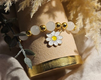 Pulsera hecha a mano con baño de oro de 14k y cuentas de vidrio con dije de flor de oro, no se deslustra.