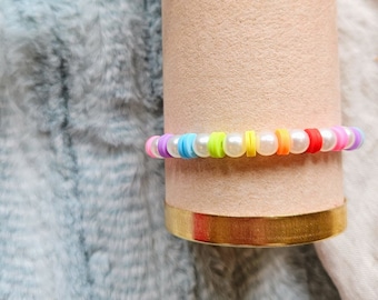 Pulsera elegante con detalles de perlas arcoíris - Joyería artesanal