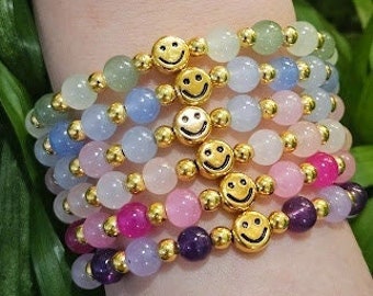 Pulsera hecha a mano con cuentas de vidrio chapadas en oro de 14k y forma de carita sonriente.