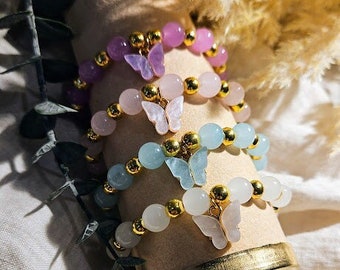 Pulseras elegantes con dije de mariposa y cuentas de vidrio - Cuentas chapadas en oro de 14k, no se deslustran.