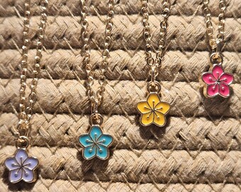 Collar de oro con colgante floral colorido