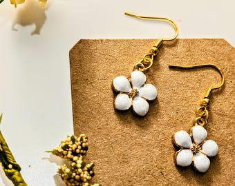 Elegantes pendientes dorados con flor de cerezo - Joyería artesanal