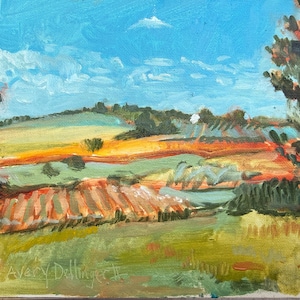 Può includere: Un dipinto a olio su tela raffigurante un paesaggio collinare con campi verdi, gialli e arancioni sotto un cielo azzurro brillante. Alberi verde scuro incorniciano i lati della scena. La firma dell'artista, Avery Dellinger, è visibile in basso a sinistra.