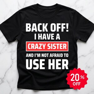 Camiseta "Apártate, tengo una hermana loca, no tengo miedo de usarla", regalo divertido para hermanas, camiseta gráfica con humor entre hermanos.