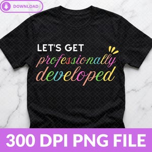 Könnte beinhalten: Ein schwarzes Kurzarm-T-Shirt mit dem weißen Text "LET'S GET" über dem mehrfarbigen, kursiven Schriftzug "professionally developed" und drei kleinen gelben geschwungenen Linien über dem letzten Wort, alles auf einem dunklen Rautenmuster.