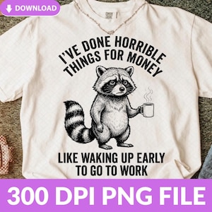 以下が含まれることがあります： コーヒーマグを持ったアライグマの黒いグラフィックが描かれたオフホワイトのTシャツ。テキストには「I'VE DONE HORRIBLE THINGS FOR MONEY LIKE WAKING UP EARLY TO GO TO WORK」と書かれています。デザインは半袖の衣服の胸の中央に配置されています。