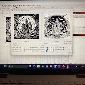 Griezelige maar vriendelijke Halloween-stenen onderzetter: zacht lasergravureontwerp voor leisteen- en houtprojecten.