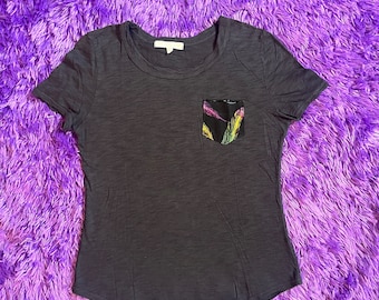 Camiseta con bolsillo de plumas