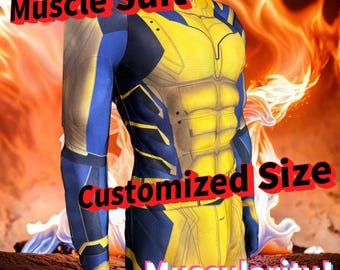 Può includere: Un costume muscolare giallo e blu con il testo "Muscle Suit" e "Customized Size" sull'immagine. Il testo "Muscularity!" è anche visibile sull'immagine.