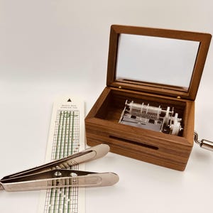 Personalisierte Spieluhr | Kleine Vintage Holzspieluhr | Nussbaum Naturholz | Handkurbel Spieluhr | Uhrwerk der Spieluhr