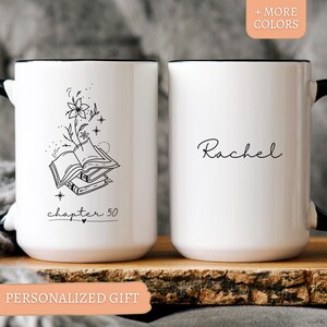 Peut inclure: Mug en céramique blanche avec un bord et une anse noirs. Un côté présente un motif floral et de livre avec le texte "chapter 50". L'autre côté porte le nom "Rachel" en cursive. Les mots "+ MORE COLORS" et "PERSONALIZED GIFT" sont également visibles.
