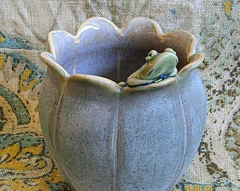 Tiny Frog Petal Pot