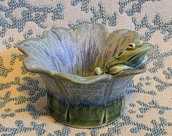 Tiny Frog Petal Pot