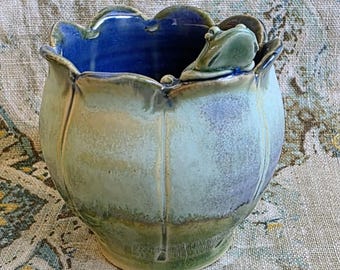 Tiny Frog Petal Pot