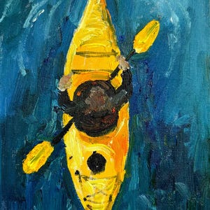 Peut inclure: Peinture à l'huile d'un kayak jaune sur de l'eau bleue. Le kayak est vu d'en haut, avec une personne à l'intérieur. La signature de l'artiste est dans le coin inférieur droit. Le kayak a un siège noir et des pagaies jaunes.