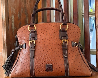 Bolso Dooney & Bourke con relieve de avestruz, asa superior con hebilla abovedada marrón
