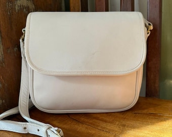 Bolso bandolera vintage Coach Tailored Pouch de piel color blanco hueso, fabricado en Nueva York en 1990