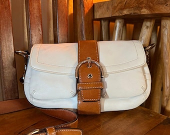Bolso bandolera Coach Soho Flap Bag de piel granulada color marfil 3683