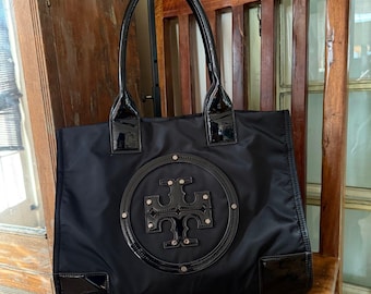Bolso de viaje y trabajo Tory Burch Ella Tote de nailon negro con ribete de charol y cremallera superior