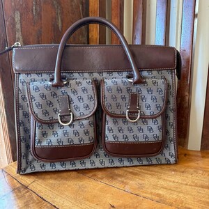 Bolso de mano vintage tipo cartera de Dooney & Bourke, de piel marrón y lona gris con firma