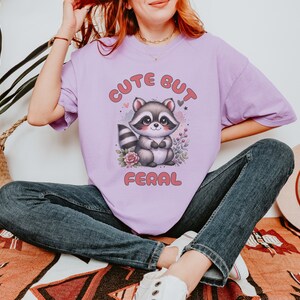 Süß aber wild Komfort Farben T-Shirt Feral Era Cowgirl Shirt Lustiges Meme Waschbär T-Shirt