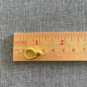 BOTANICAT Jumbo Enamel Pair Set of 2 Knitting Stitch Markers 1 x 18 mm gold ring 1 x Progress Keeper image 7
