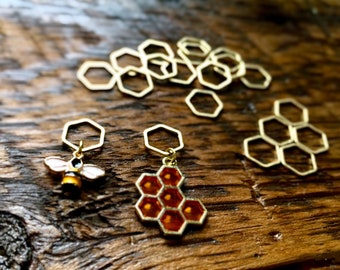 HEXI-BEE Charms - Set of 20 Knitting Stitch Markers with 2 charms - 10 mm gold hexi-rings