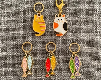 FANCY FEAST Enamel Charms - Set of 5 Knitting Stitch Markers - 4 x 10 mm gold rings + 1 x Progress Keeper