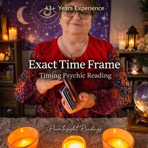 Op de afbeelding: Een afbeelding van een vrouw die tarotkaarten vasthoudt, met de tekst "Exact Time Frame" en "Timing Psychic Reading". De afbeelding bevat ook de tekst "43+ Years Experience" en "Pure Insight Readings."