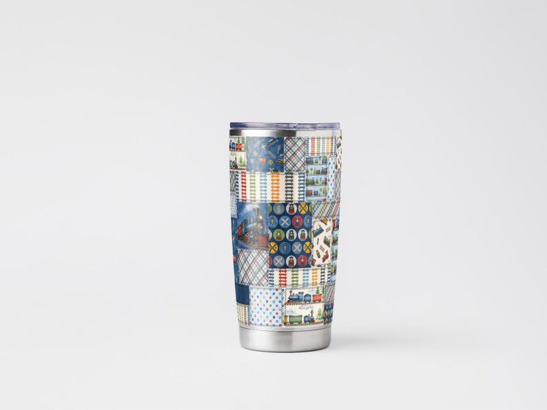 K&ouml;nnte beinhalten: Ein Reisebecher aus Edelstahl mit einem Patchwork-Design. Das Patchwork-Muster zeigt verschiedene Bilder und Muster in Blau-, Rot-, Gelb- und Wei&szlig;t&ouml;nen. Der Becher hat einen silbernen Boden und einen silbernen Rand.