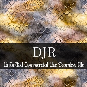 Op de afbeelding: Naadloos patroon met een reptielhuidtextuur in tinten goud, grijs en bruin. Het patroon heeft een schubbenachtig ontwerp. De tekst "DJR" en "Unlimited Commercial Use Seamless File" worden weergegeven op een zwarte banner.