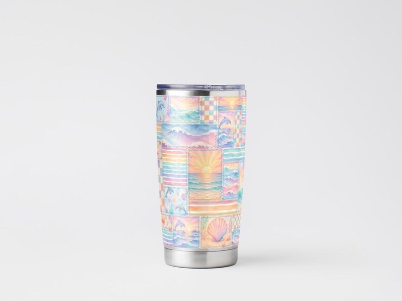 Pode incluir: Um copo de viagem em a&ccedil;o inoxid&aacute;vel com um design de patchwork colorido. O padr&atilde;o apresenta ilustra&ccedil;&otilde;es em aquarela de cenas oce&acirc;nicas, incluindo pores do sol, ondas, golfinhos e conchas. O copo tem uma tampa e base prateadas.